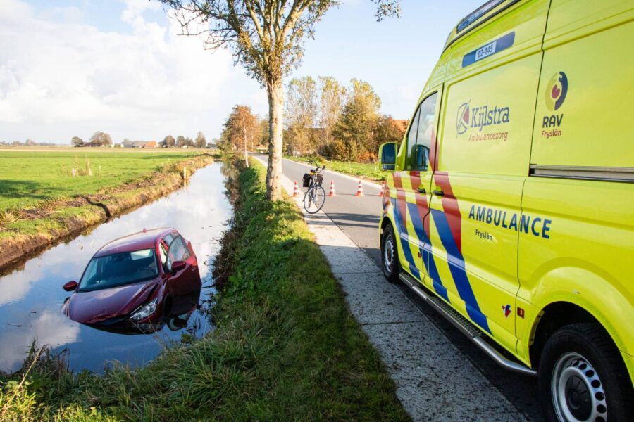 Auto belandt in sloot na botsing met bestelbusje