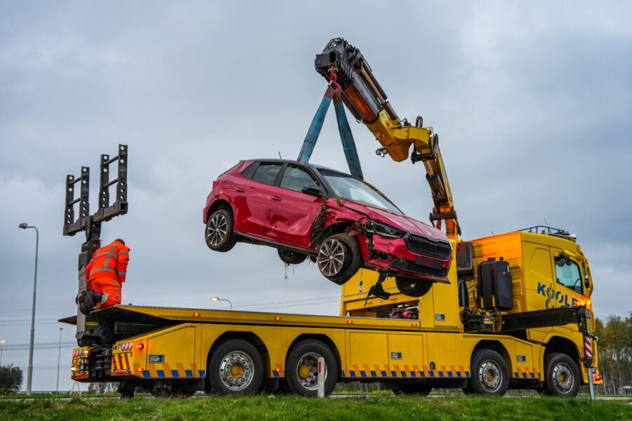 Automobilist raakt van de weg en eindigt in sloot
