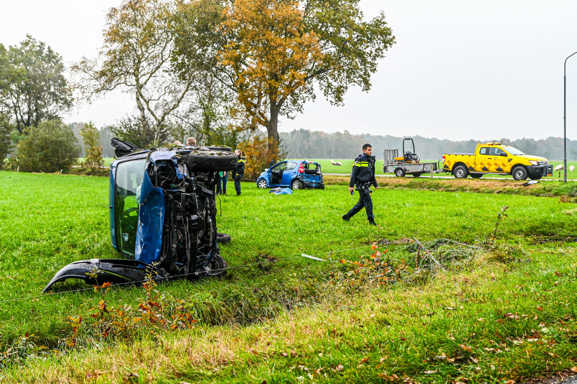 Auto belandt op zijkant na flinke aanrijding op kruispunt