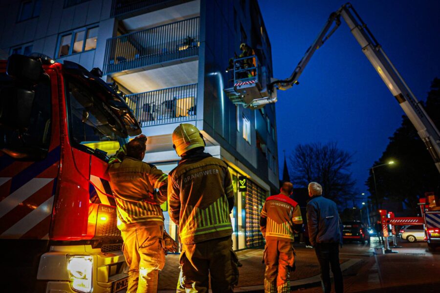Brandweer met hoogwerker ingezet voor loshangende wandpanelen