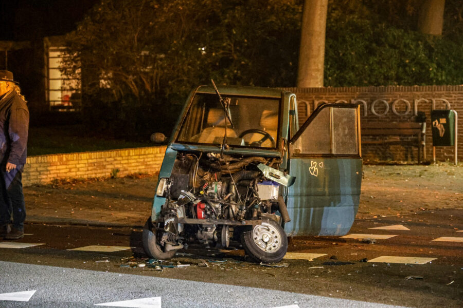 Brommobiel zwaar beschadigd na botsing met personenauto
