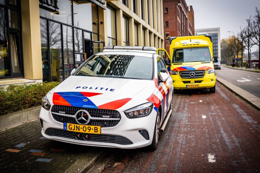 Auto en scooter botsen op elkaar