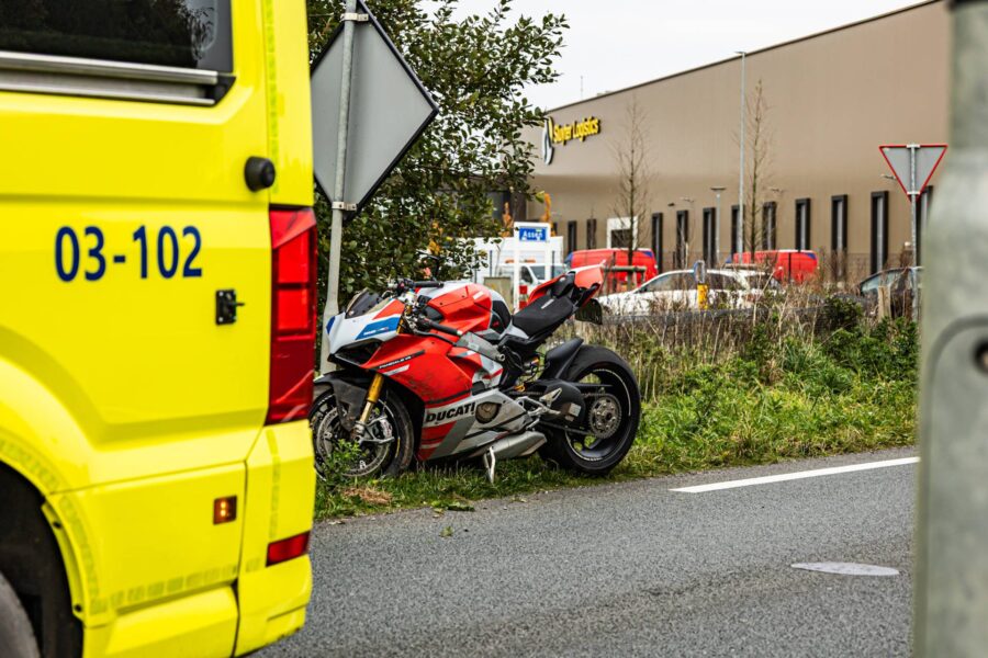 Motor zwaar beschadigd na ongeval, bestuurder naar ziekenhuis