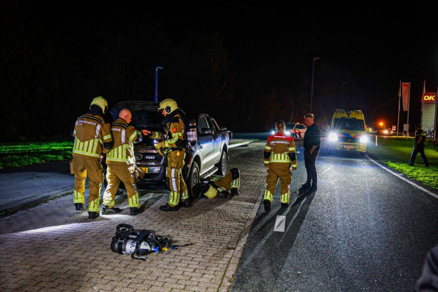 Bestuurder ademt rook in bij autobrand langs N-weg