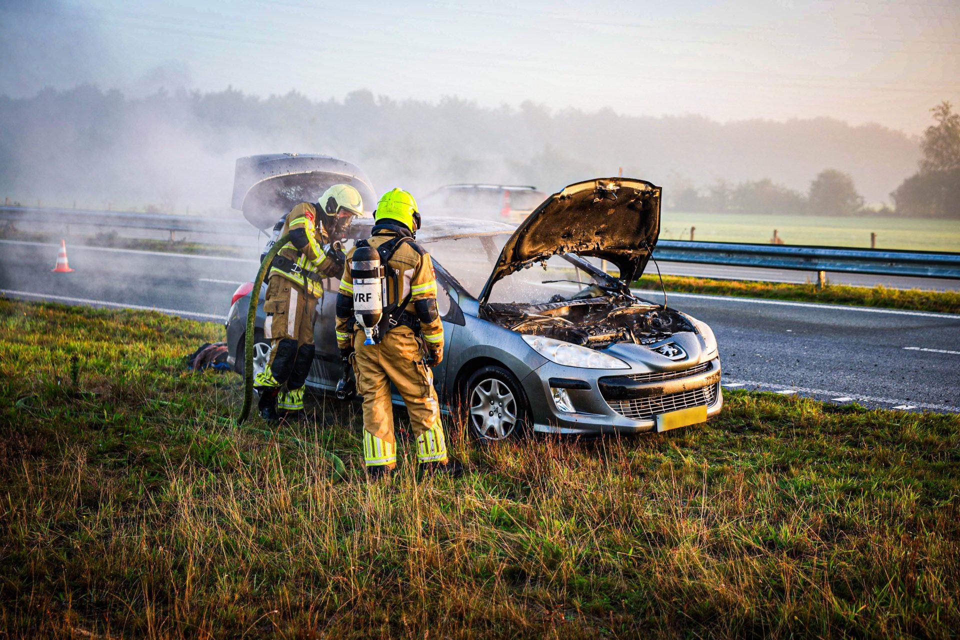 Peugeot vliegt in brand op N381