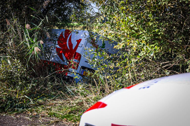 Bestelbus belandt in water bestuurder gaat verder naar klus
