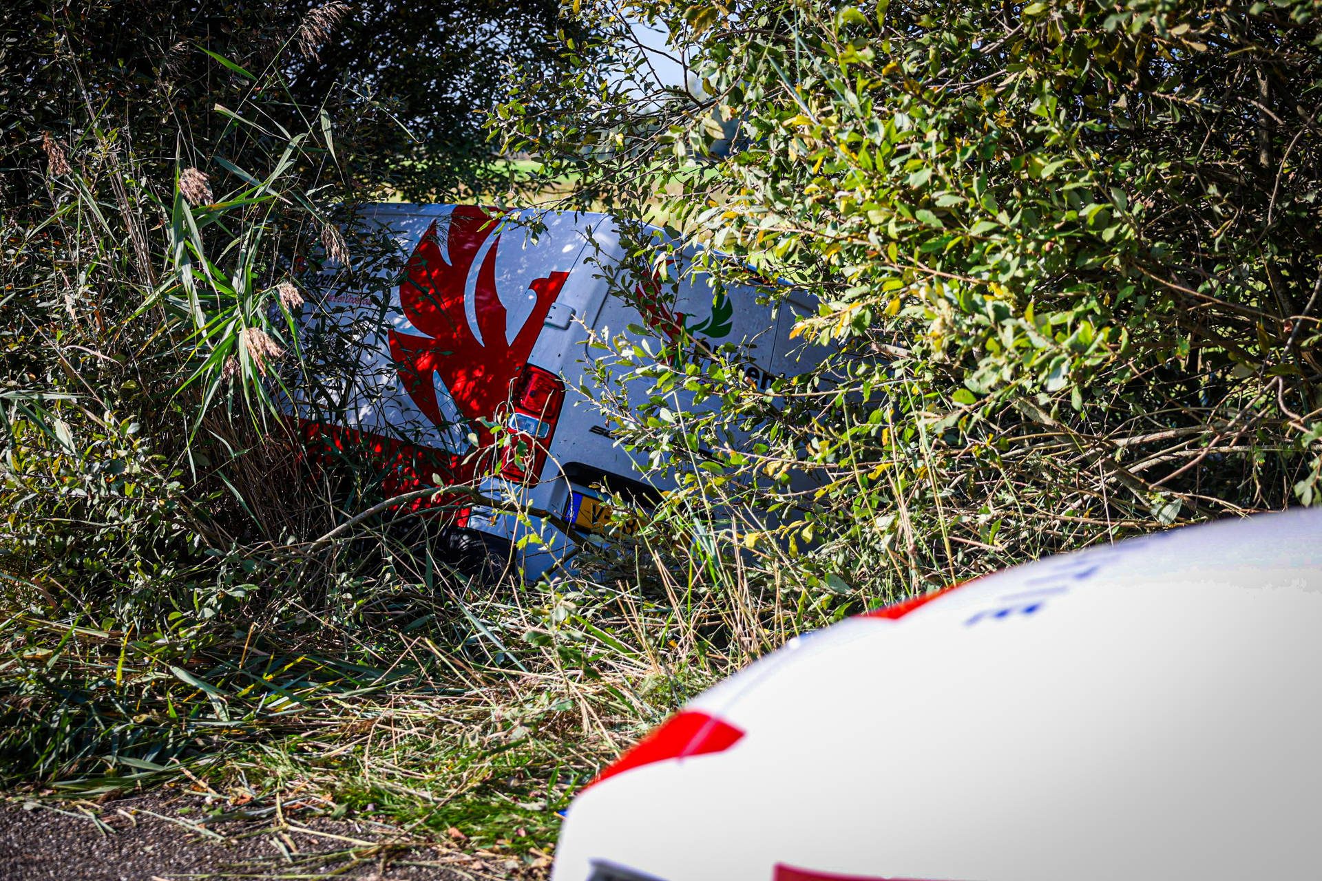 Bestelbus belandt in water bestuurder gaat verder naar klus