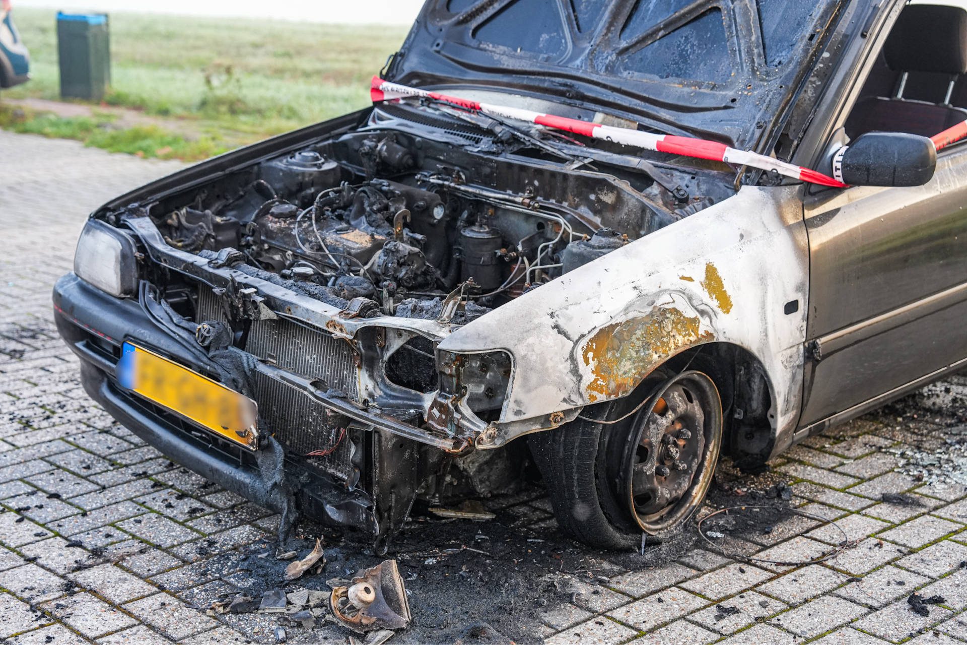 Auto vliegt volledig in vlammen op carpoolplaats door vermoedelijk brandstichting