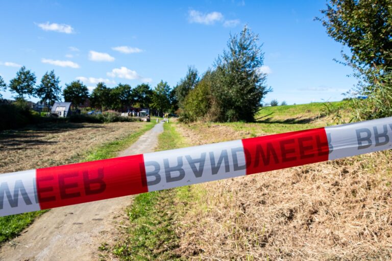 Overleden persoon aangetroffen in park, politie doet onderzoek