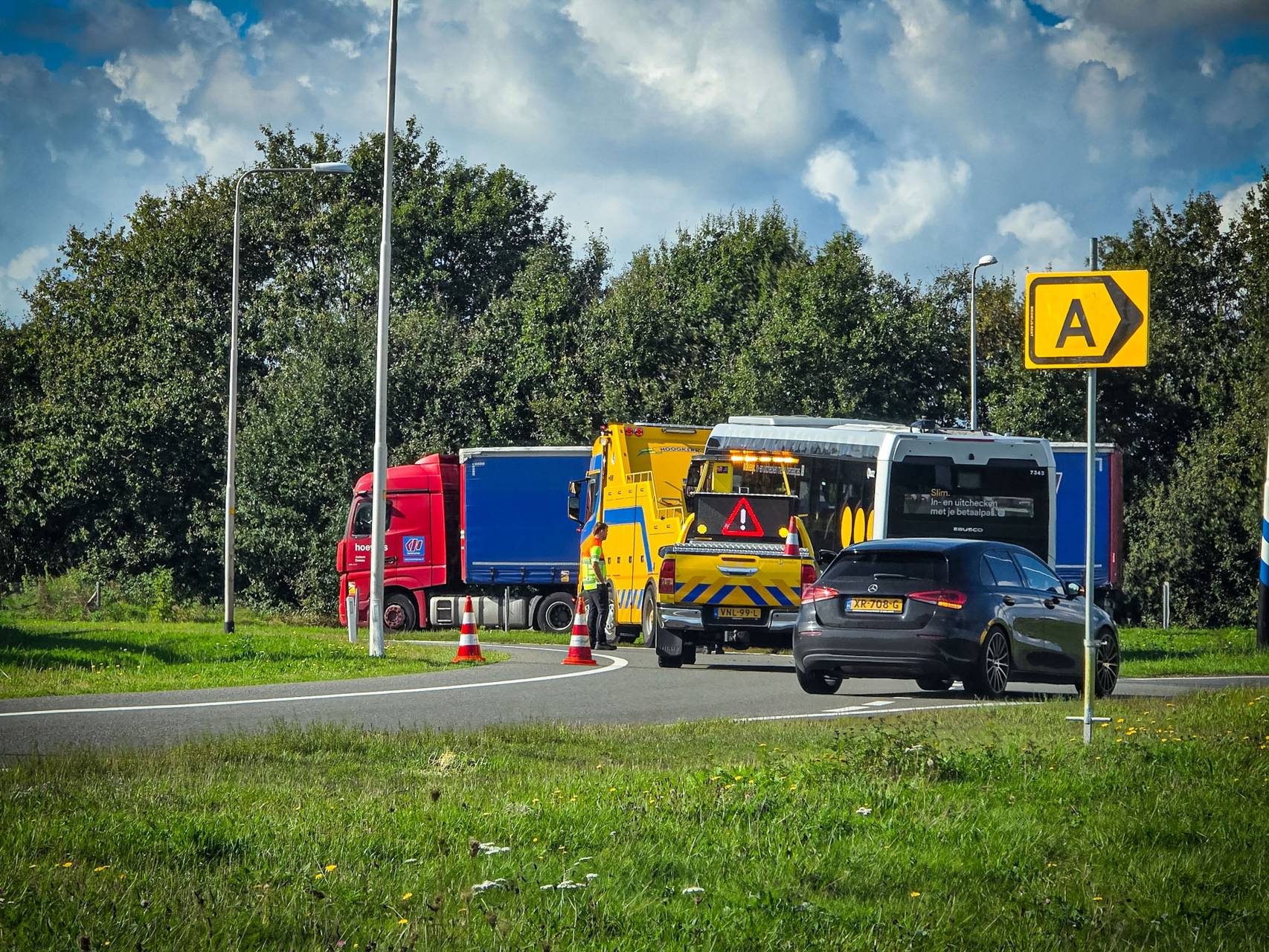 Lijnbus strandt op rotonde en blokkeert verkeer