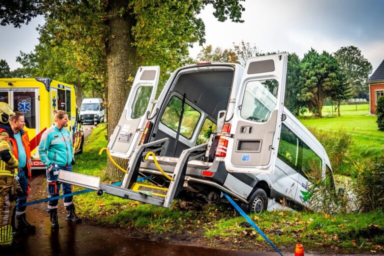Persoon bekneld in taxibusje na aanrijding
